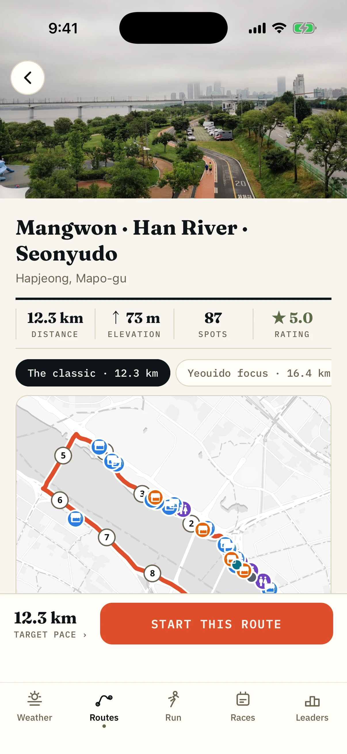 App screen showing water fountains, toilets and convenience stores marked along a Seoul running route.