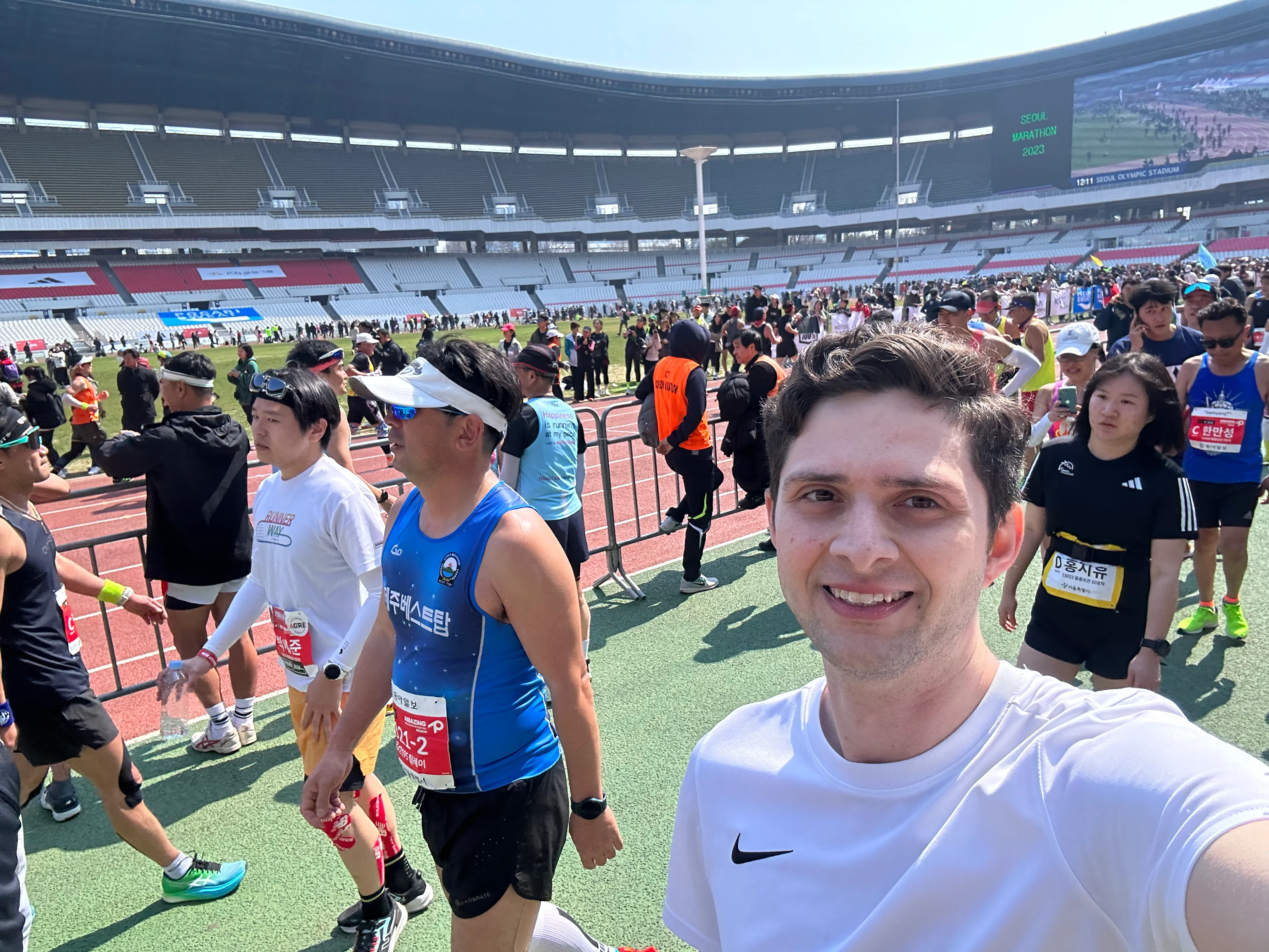 Quintin taking a selfie in a dense crowd of runners at the Seoul Marathon start.